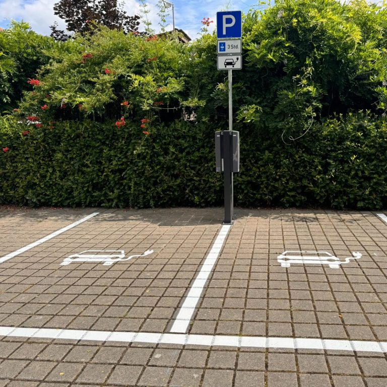 Bild eines frisch markierten Parkplatzes