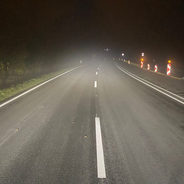 Nebeliger Straßenausschnitt mit neuer Markierung 